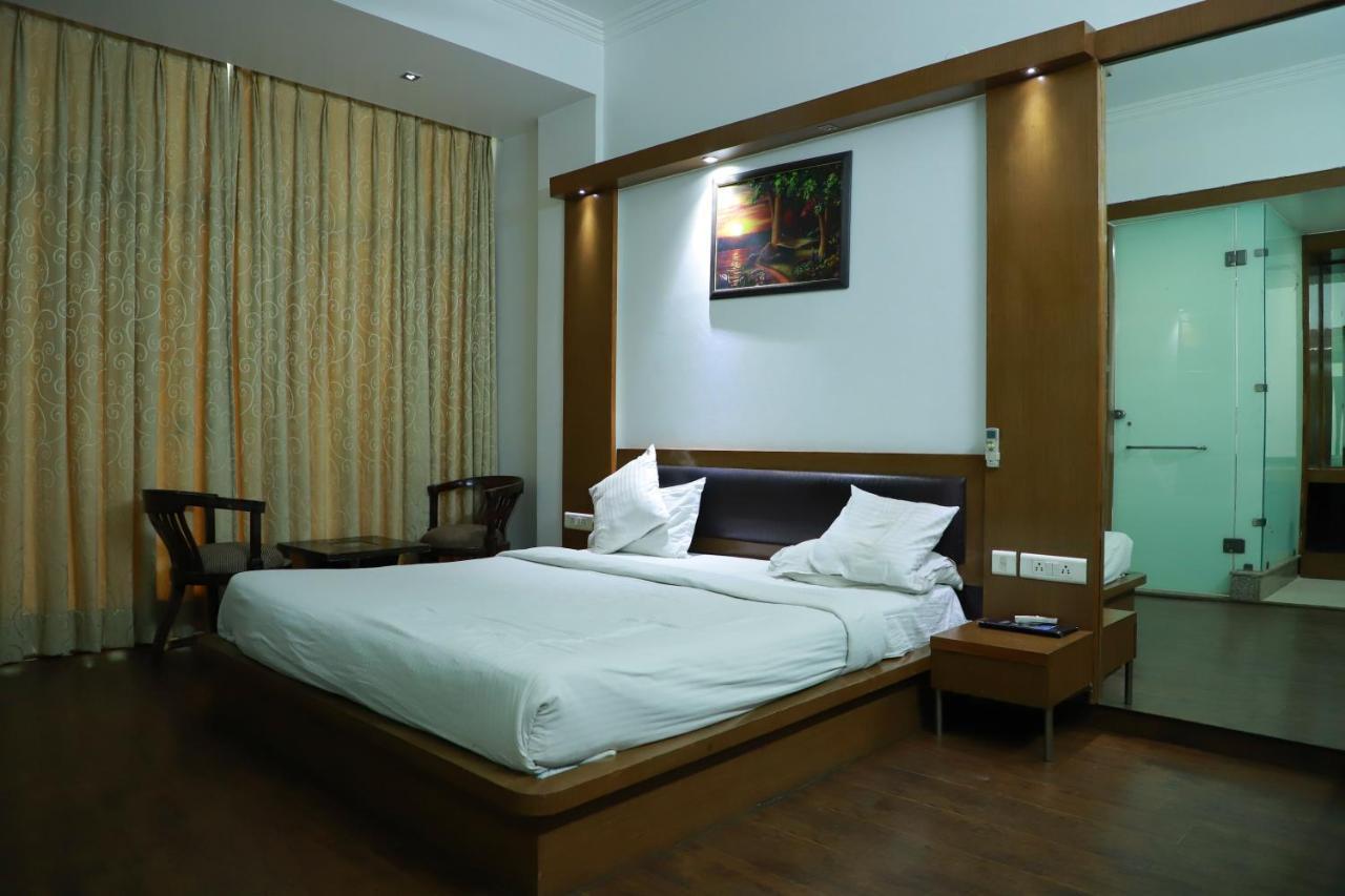 Hotel Parth Inn กาเซียบัด ภายนอก รูปภาพ