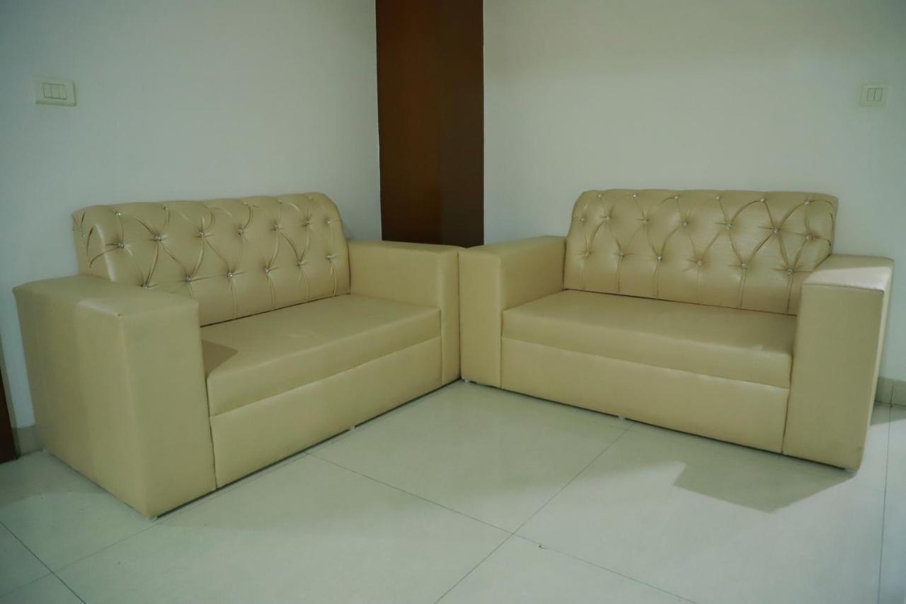 Hotel Parth Inn กาเซียบัด ภายนอก รูปภาพ
