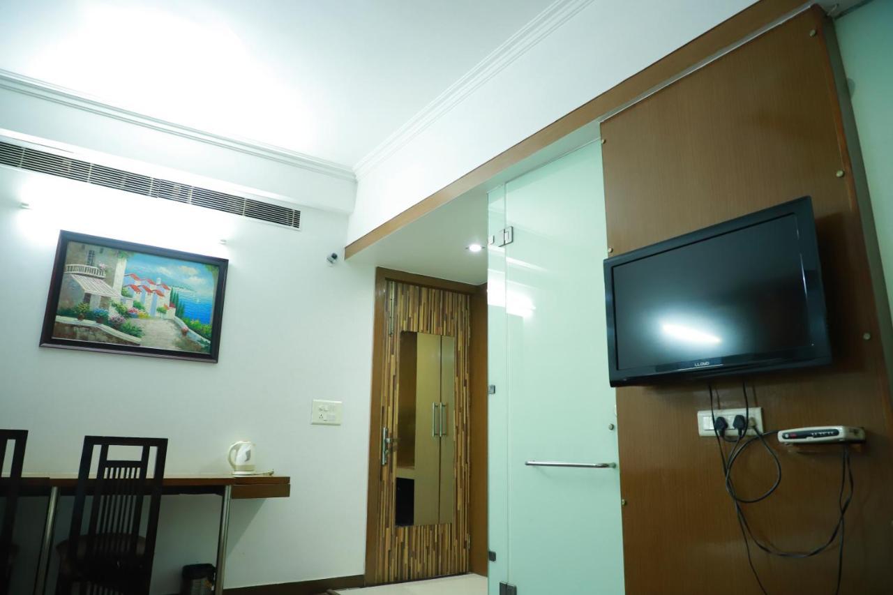 Hotel Parth Inn กาเซียบัด ภายนอก รูปภาพ