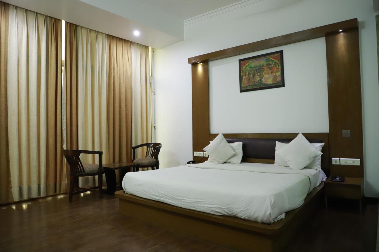 Hotel Parth Inn กาเซียบัด ภายนอก รูปภาพ