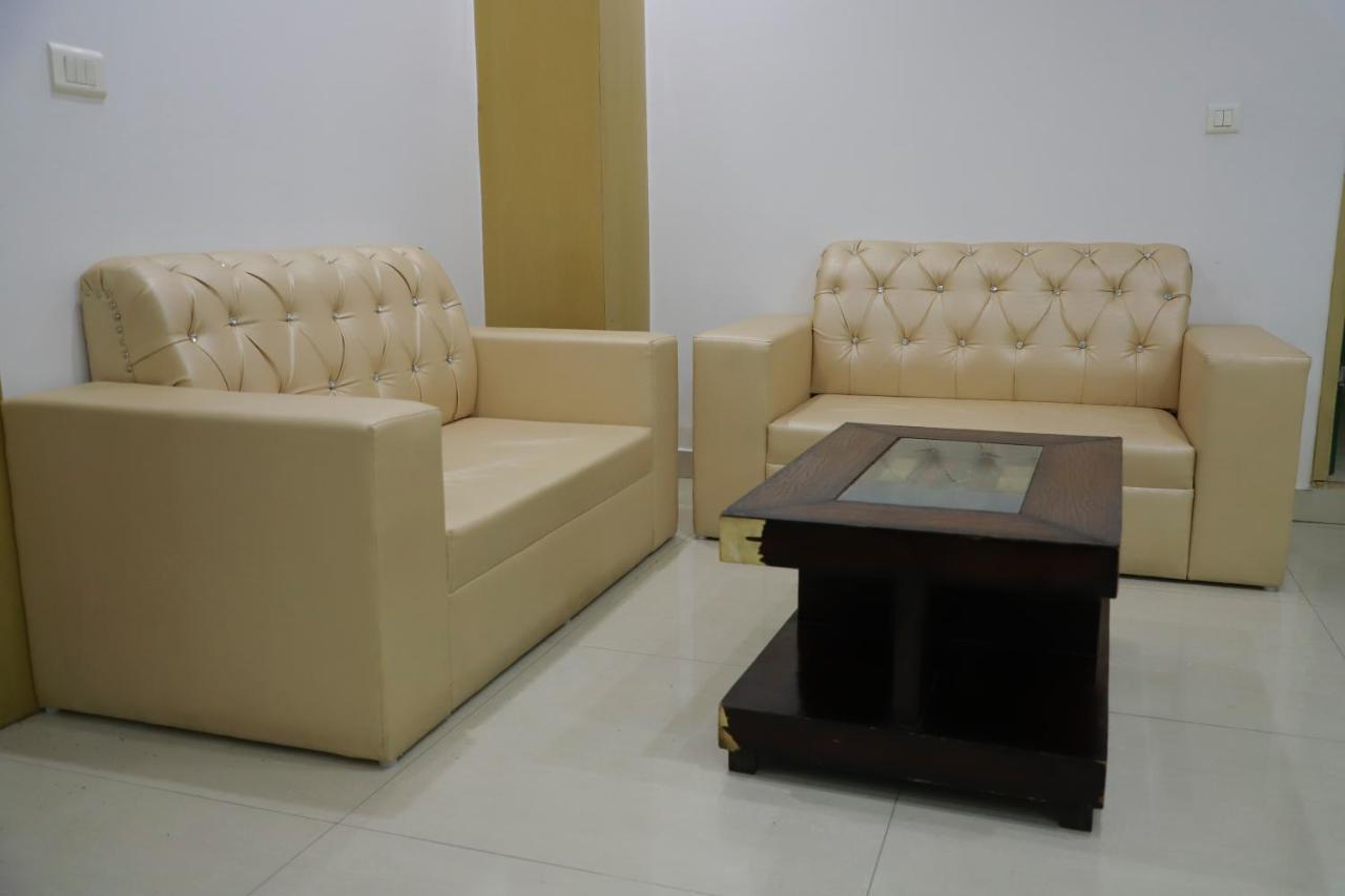 Hotel Parth Inn กาเซียบัด ภายนอก รูปภาพ