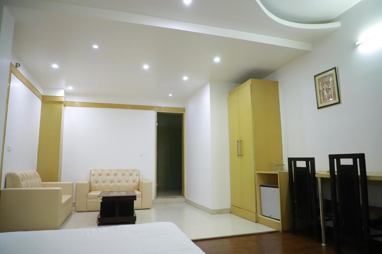 Hotel Parth Inn กาเซียบัด ภายนอก รูปภาพ