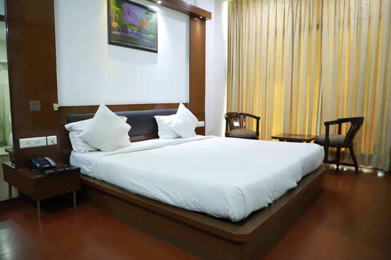 Hotel Parth Inn กาเซียบัด ภายนอก รูปภาพ