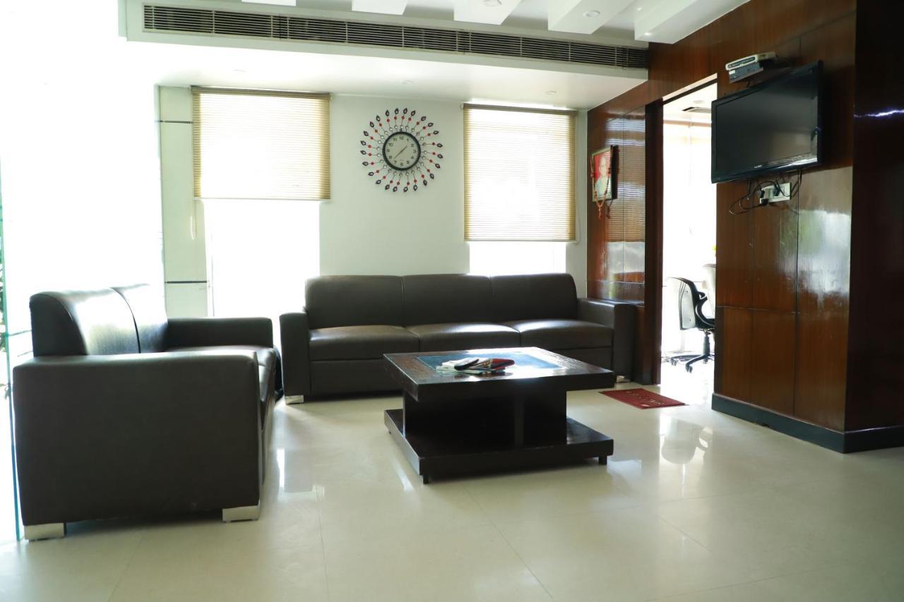 Hotel Parth Inn กาเซียบัด ภายนอก รูปภาพ