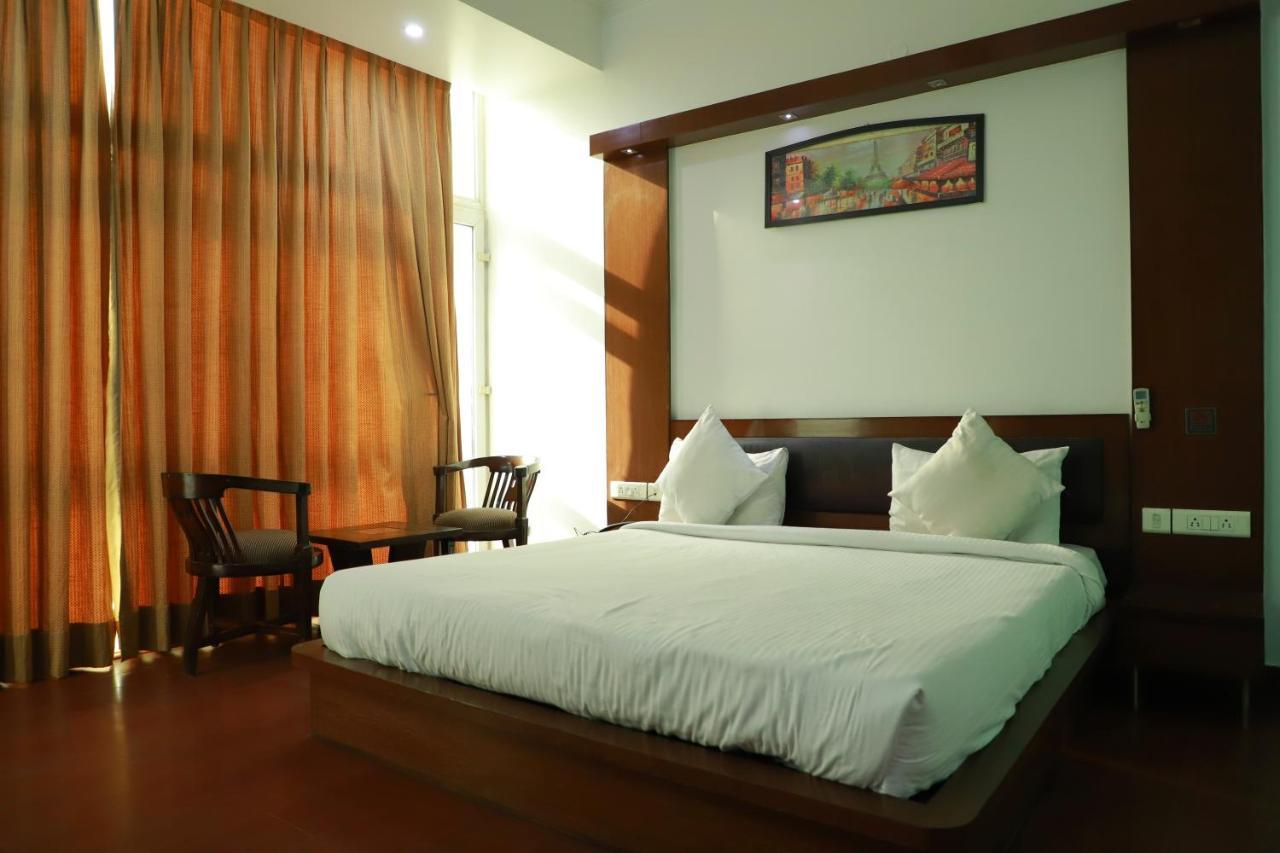 Hotel Parth Inn กาเซียบัด ภายนอก รูปภาพ