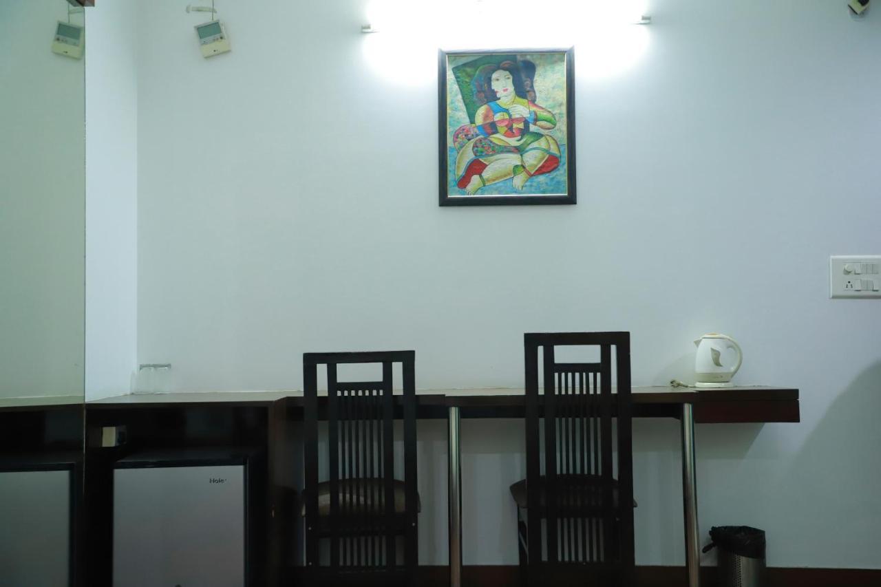 Hotel Parth Inn กาเซียบัด ภายนอก รูปภาพ