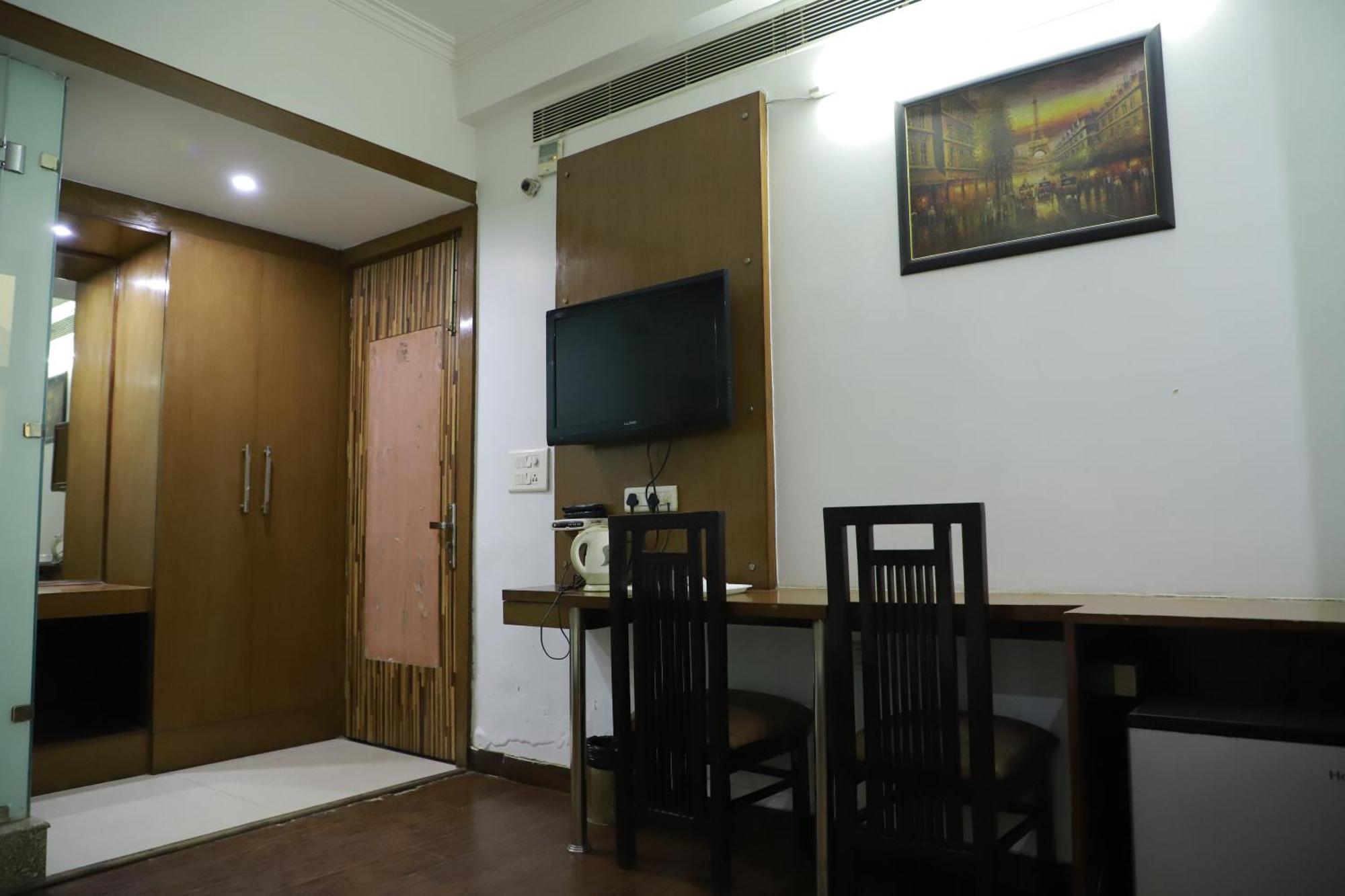 Hotel Parth Inn กาเซียบัด ภายนอก รูปภาพ
