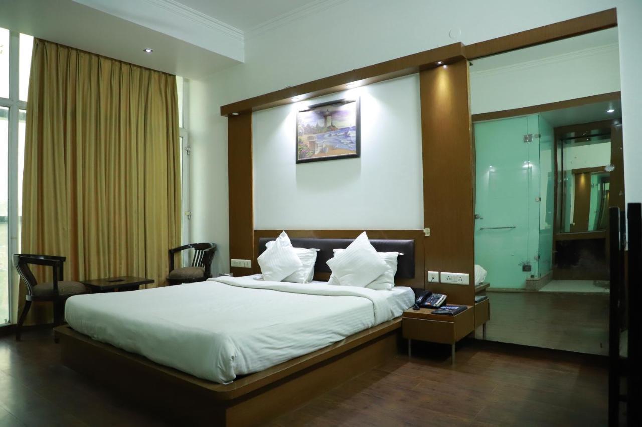 Hotel Parth Inn กาเซียบัด ภายนอก รูปภาพ