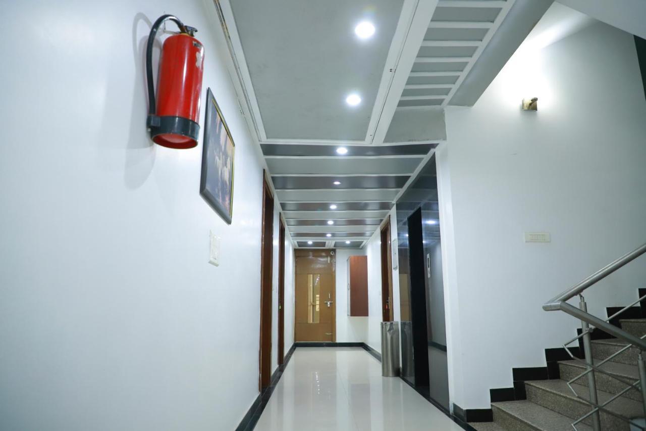 Hotel Parth Inn กาเซียบัด ภายนอก รูปภาพ