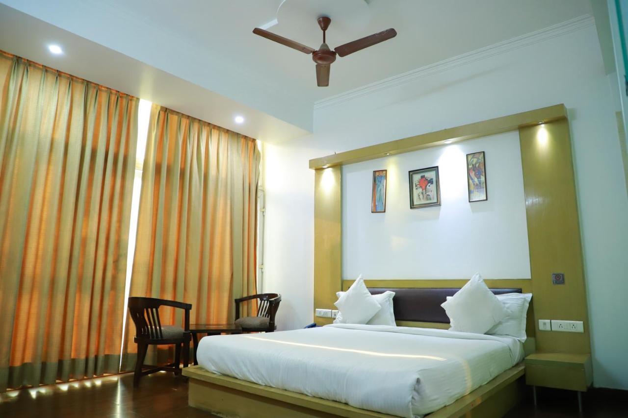 Hotel Parth Inn กาเซียบัด ภายนอก รูปภาพ