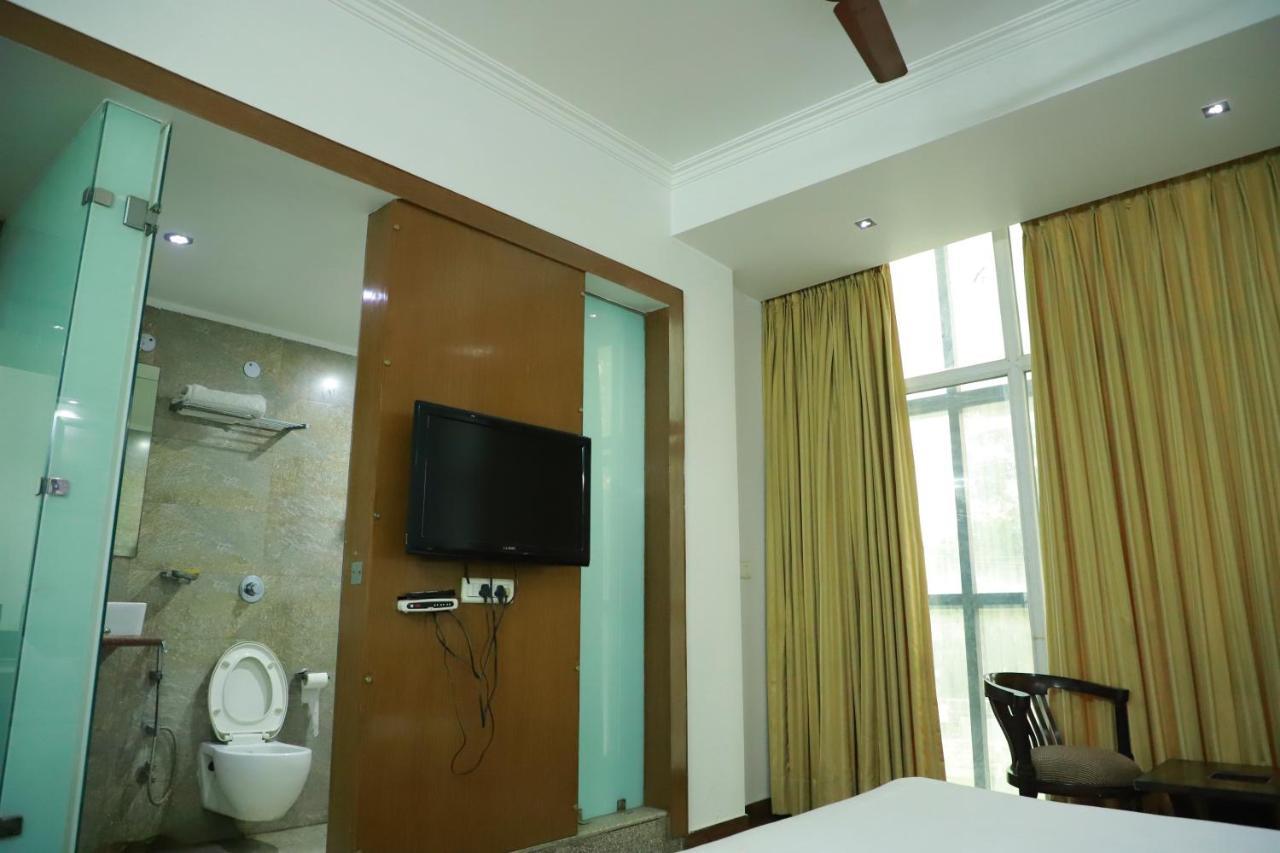 Hotel Parth Inn กาเซียบัด ภายนอก รูปภาพ
