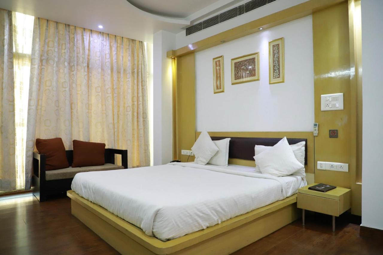 Hotel Parth Inn กาเซียบัด ภายนอก รูปภาพ