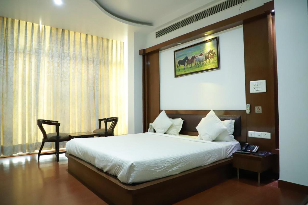 Hotel Parth Inn กาเซียบัด ภายนอก รูปภาพ
