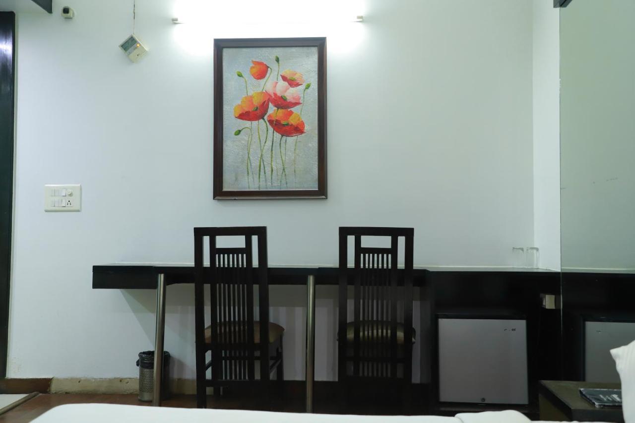 Hotel Parth Inn กาเซียบัด ภายนอก รูปภาพ
