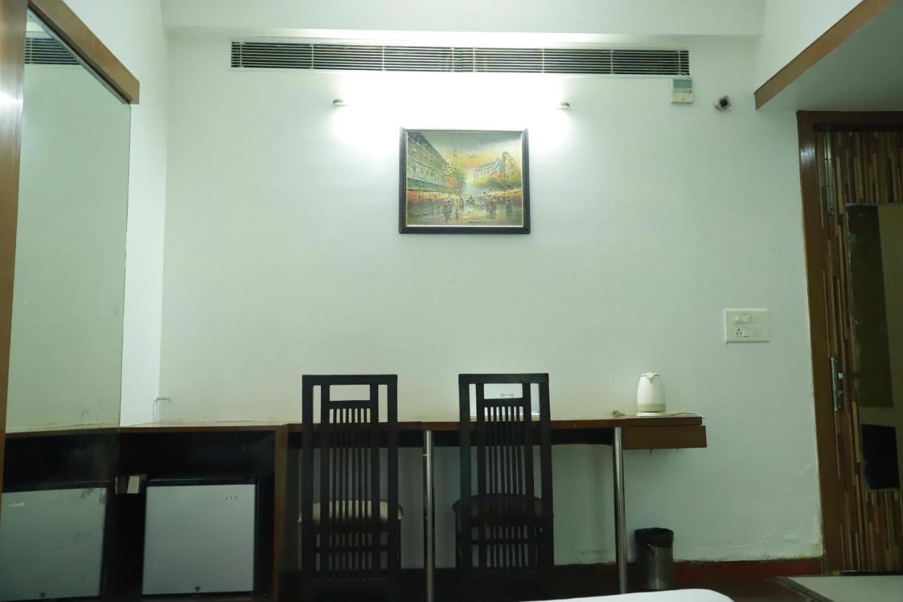 Hotel Parth Inn กาเซียบัด ภายนอก รูปภาพ