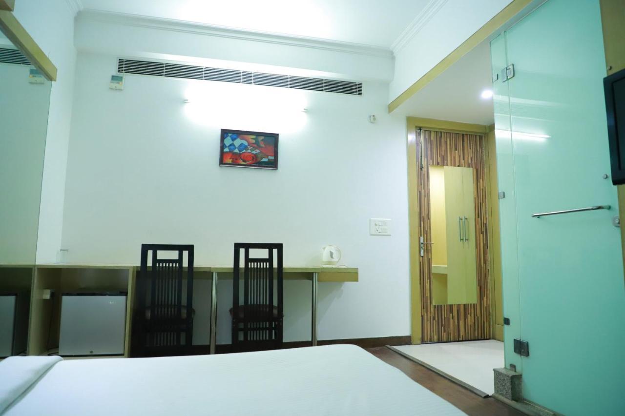 Hotel Parth Inn กาเซียบัด ภายนอก รูปภาพ