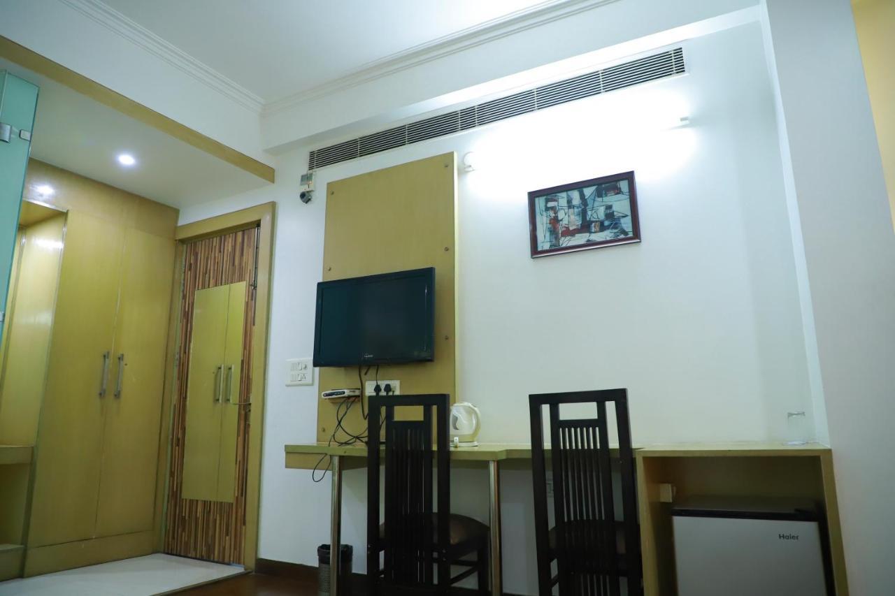 Hotel Parth Inn กาเซียบัด ภายนอก รูปภาพ