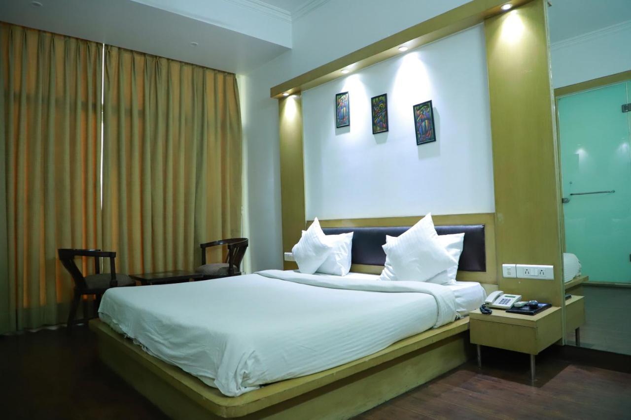 Hotel Parth Inn กาเซียบัด ภายนอก รูปภาพ