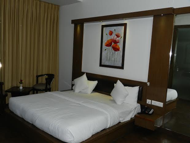 Hotel Parth Inn กาเซียบัด ภายนอก รูปภาพ