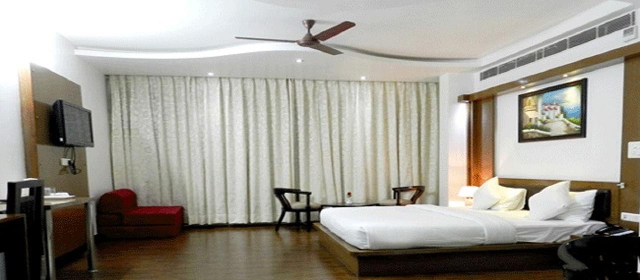 Hotel Parth Inn กาเซียบัด ภายนอก รูปภาพ