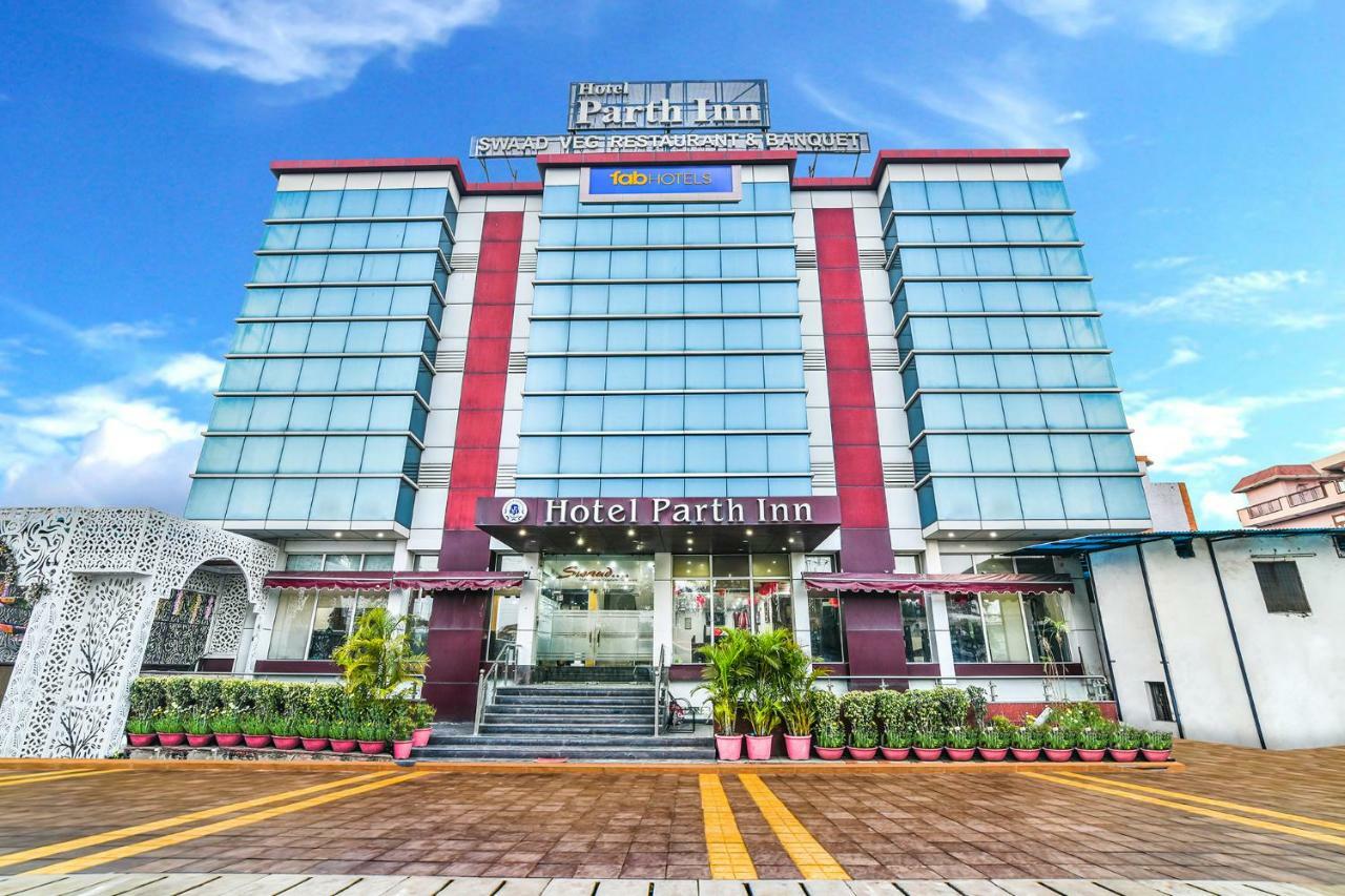 Hotel Parth Inn กาเซียบัด ภายนอก รูปภาพ