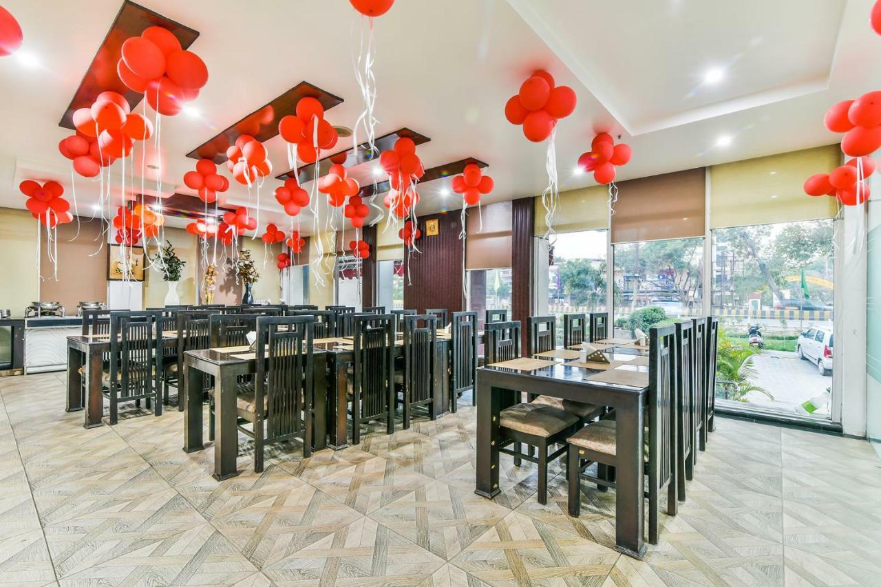 Hotel Parth Inn กาเซียบัด ภายนอก รูปภาพ